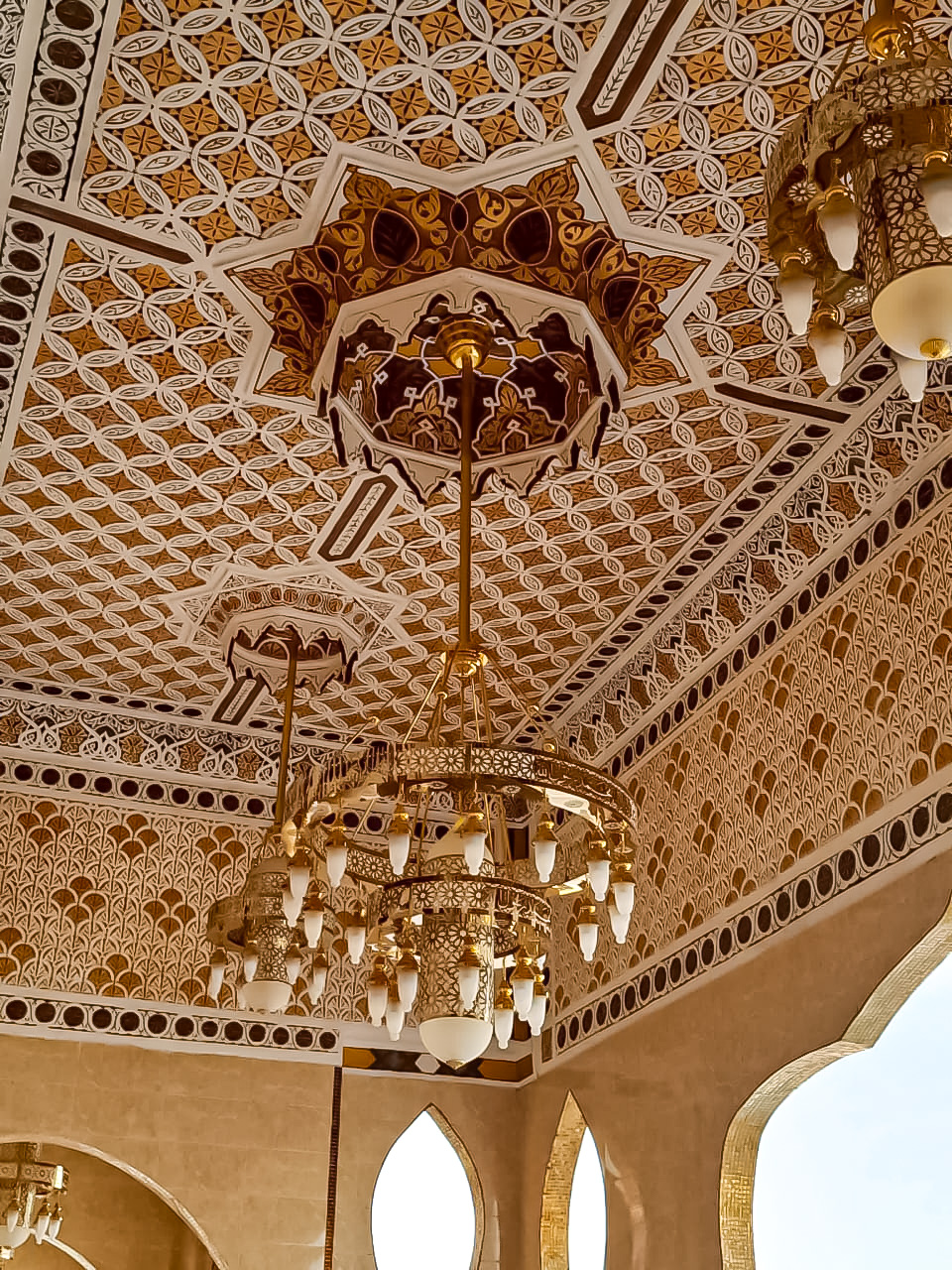Plafond orné de motifs marocains et lustres dorés — TRA DIVE