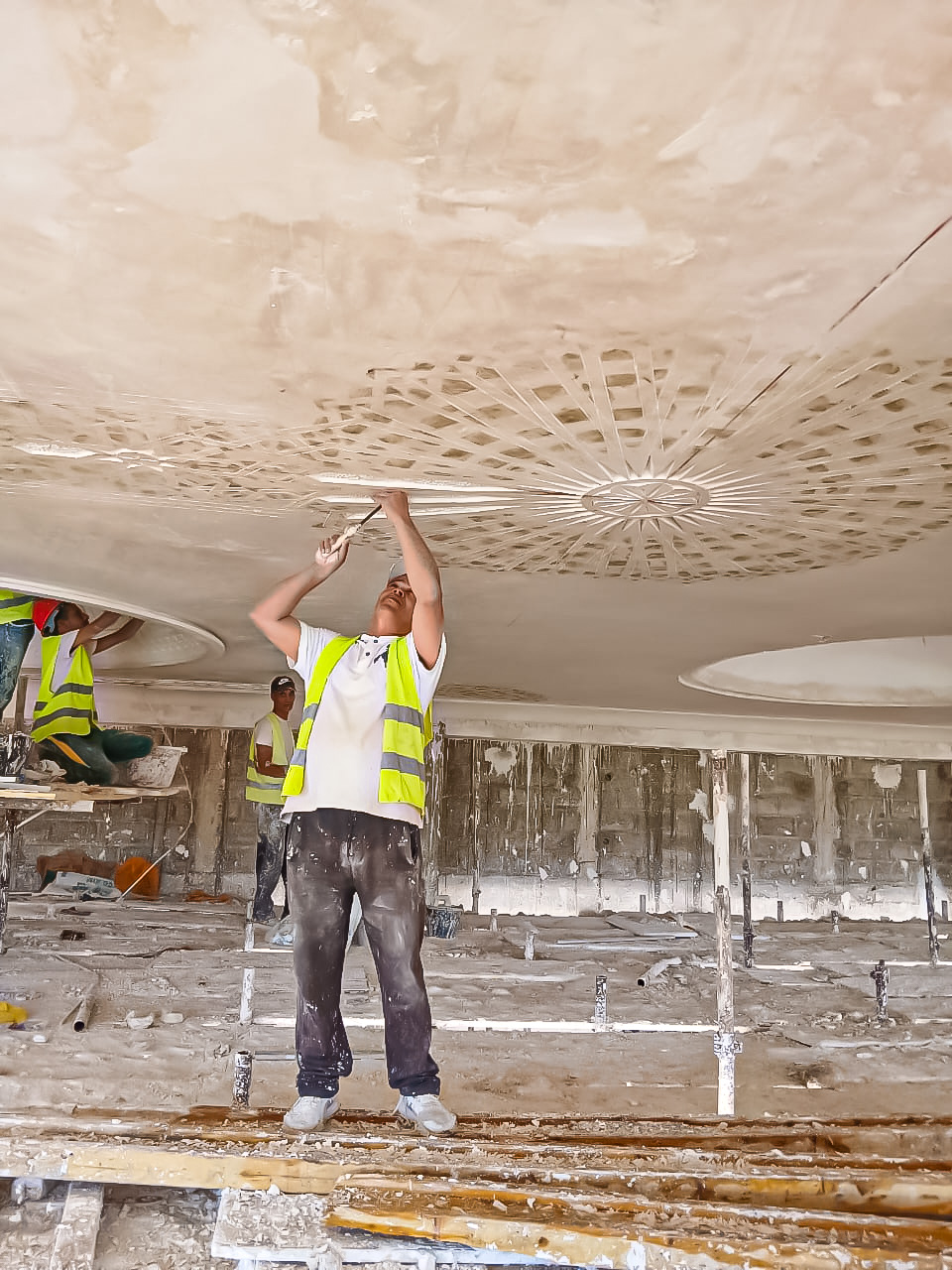 Artisan sculptant un plafond en plâtre style marocain — TRA DIVE