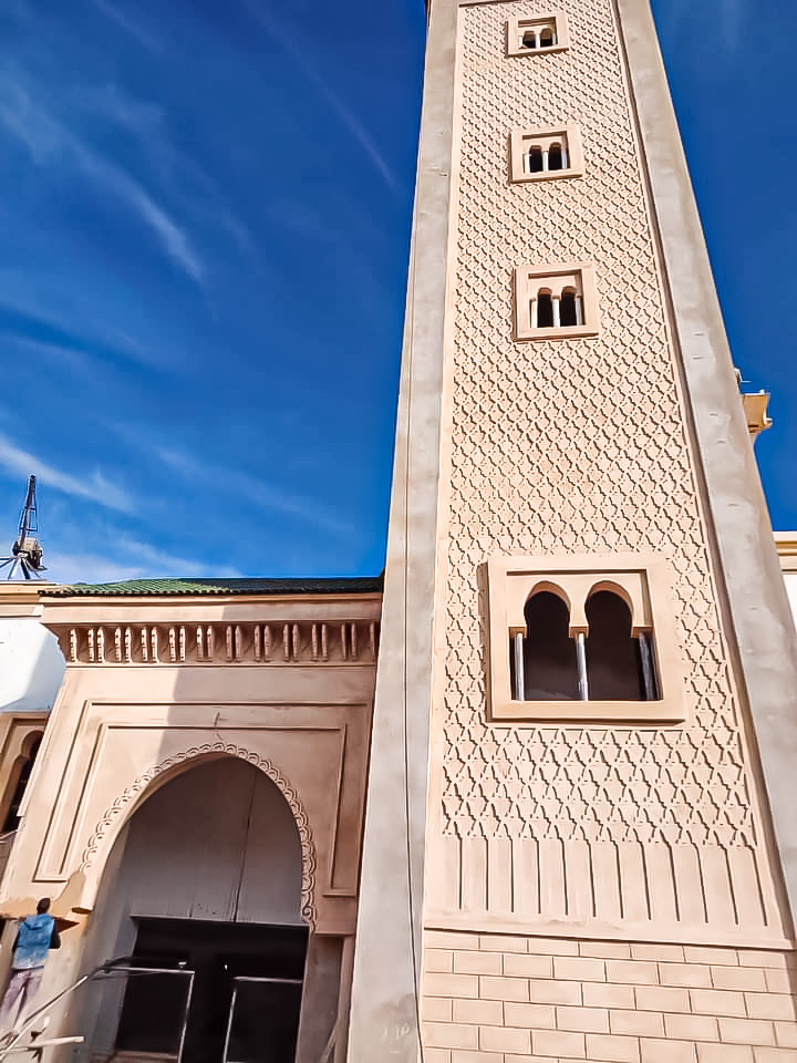 Façade de mosquée avec minaret et entrée en arc — TRA DIVE