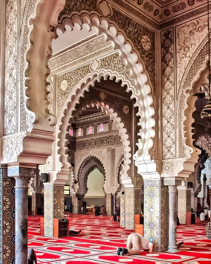 Intérieur de mosquée arcs multifoliés et zellige — TRA DIVE