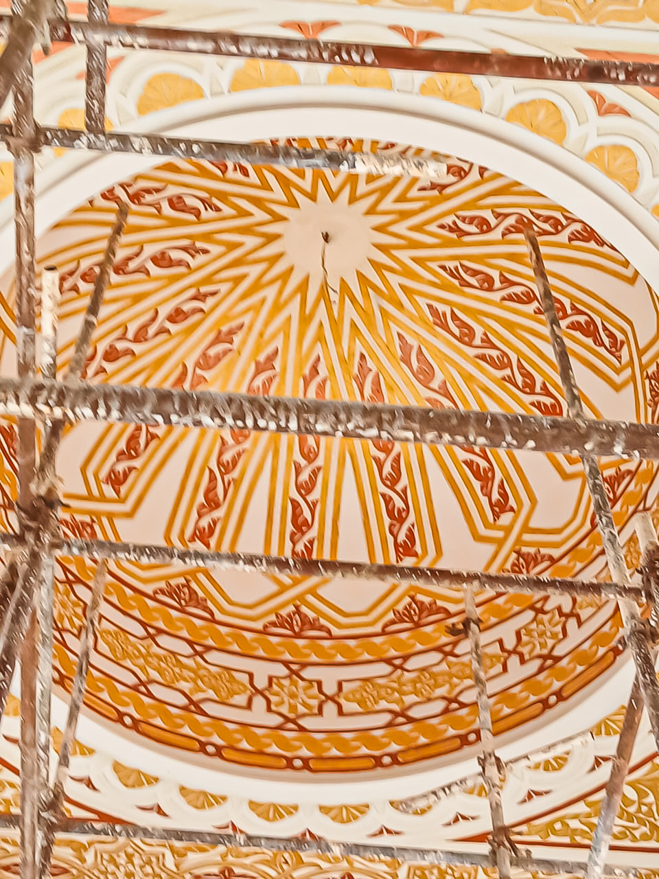 Coupole peinte or et terracotta en chantier — TRA DIVE