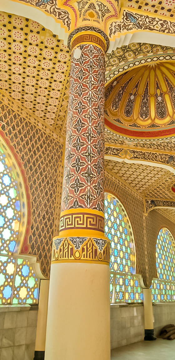 Colonne décorée et vitraux style marocain — TRA DIVE