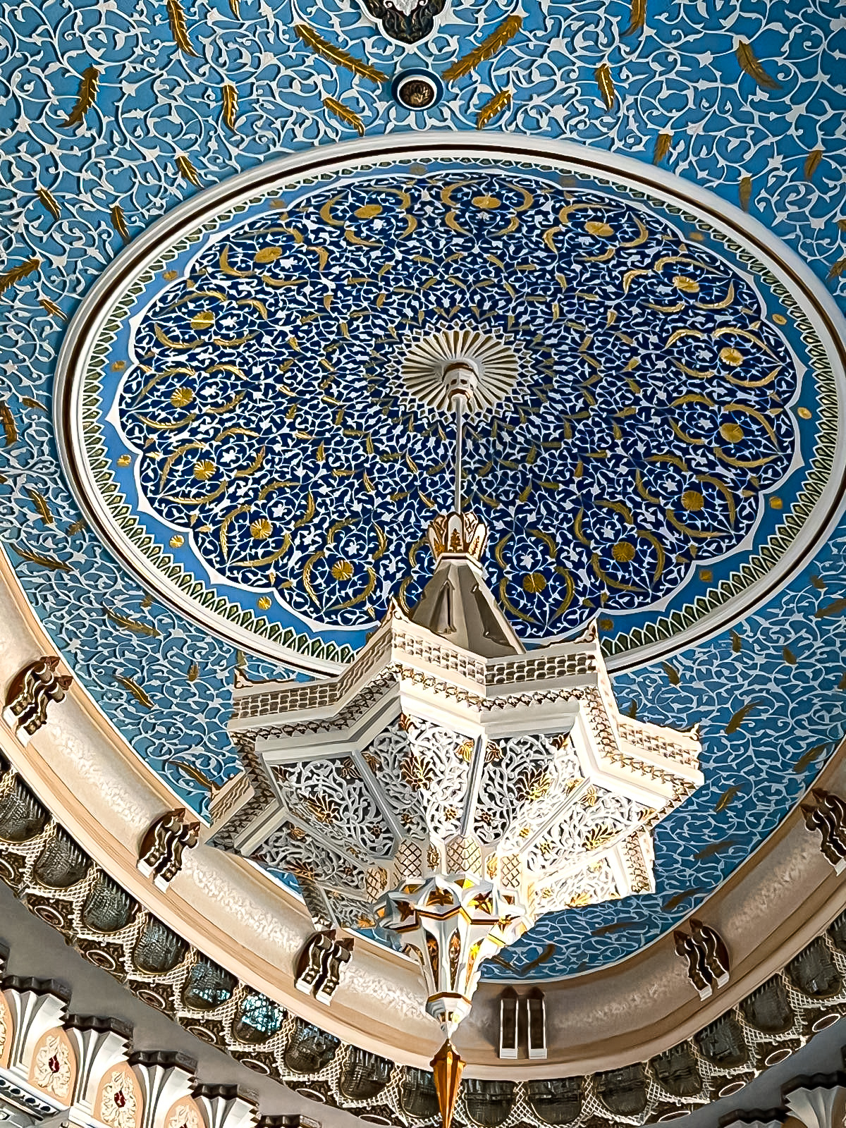 Coupole bleue arabesques et lustre — TRA DIVE