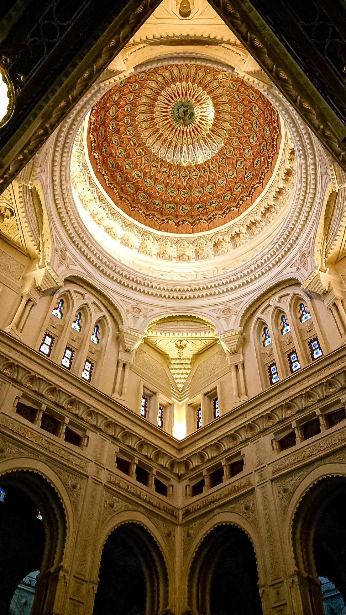 Intérieur coupole ivoire et lustre — TRA DIVE