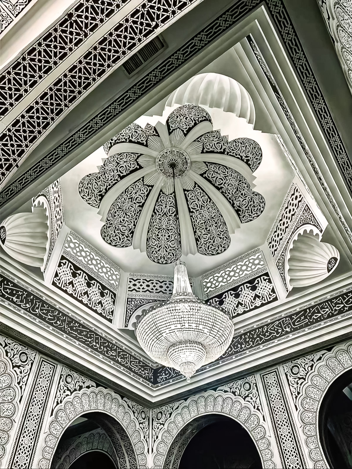 Plafond muqarnas blanc et lustre cristal — TRA DIVE