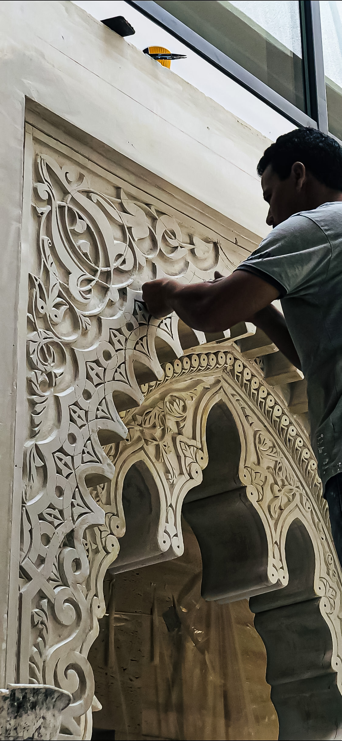 Artisan sculptant le gebs plâtre — TRA DIVE