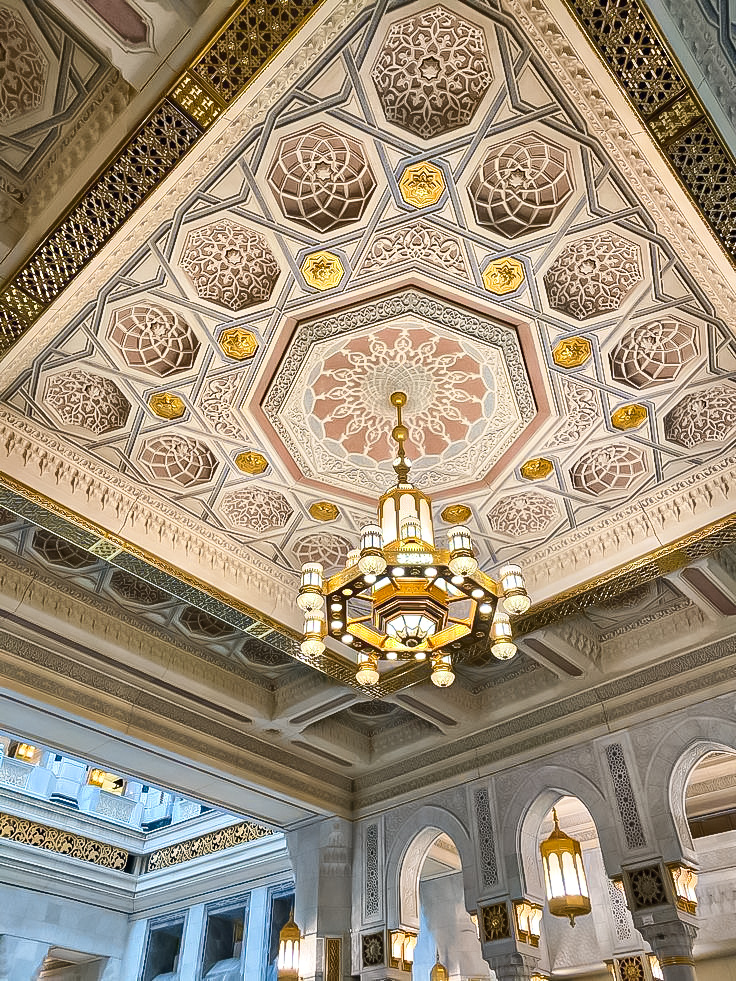 Plafond bois géométrique et lustre — TRA DIVE