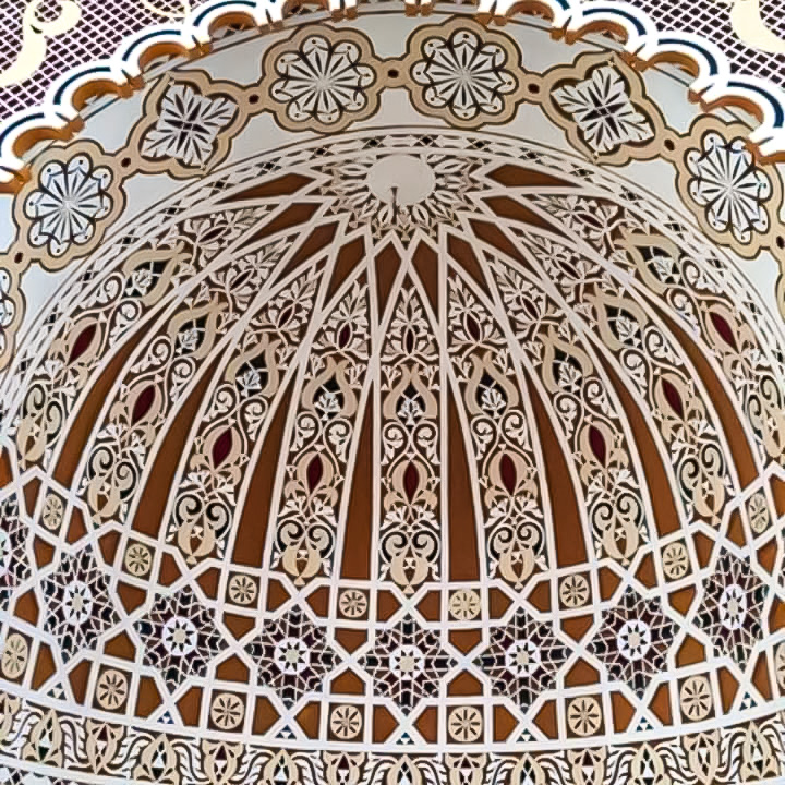 Coupole intérieure aux motifs géométriques marocains — TRA DIVE