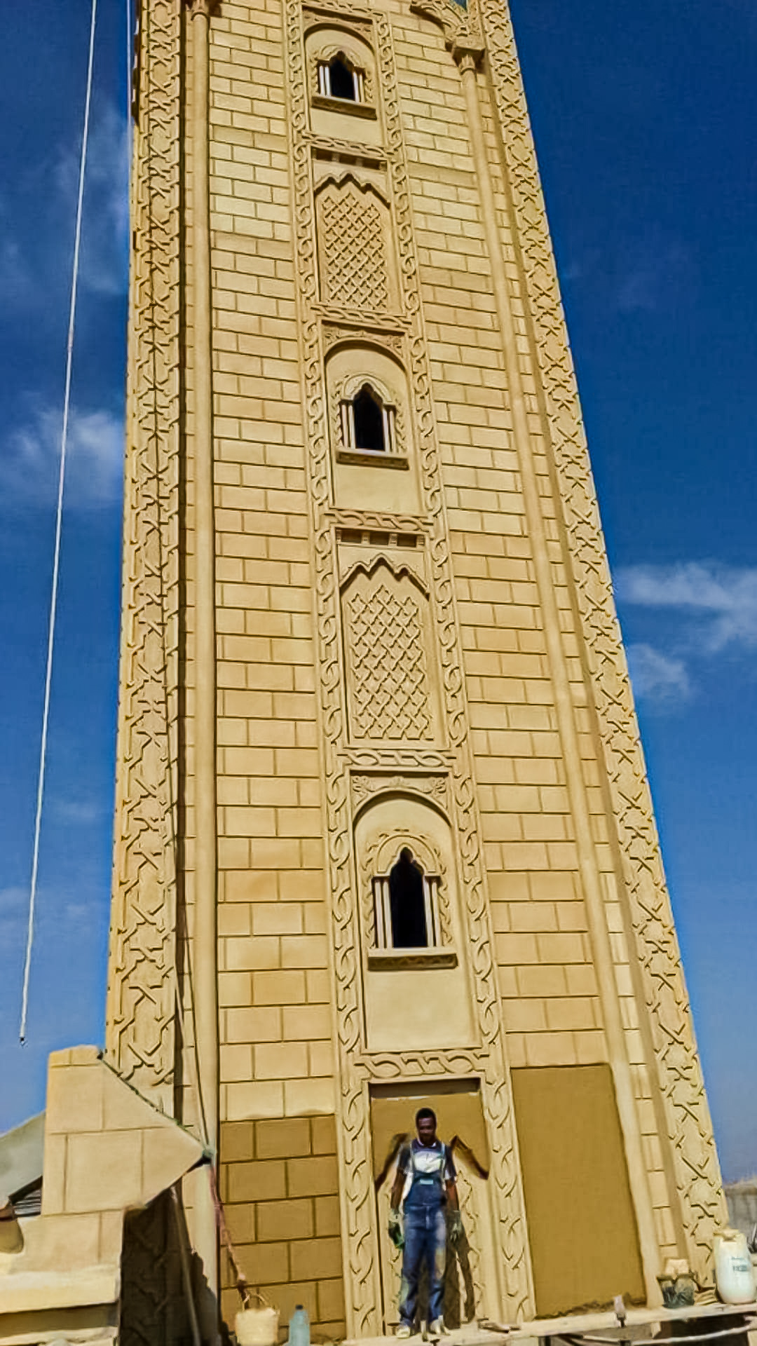 Minaret décoré style marocain avec artisan au pied — TRA DIVE