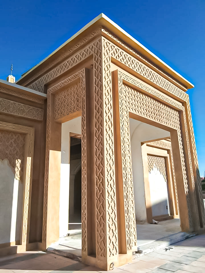 Détail de ciselure sur portique extérieur style andalou — TRA DIVE
