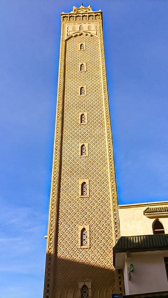 Minaret à fenêtres superposées décoration marocaine — TRA DIVE